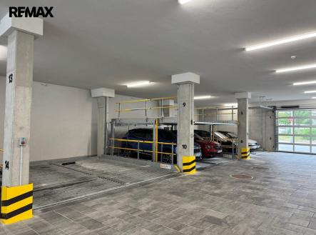 Parkovací místo na zakladačích | Pronájem - malý objekt/garáž