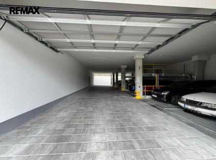 Parkovací místo na zakladačích | Pronájem - malý objekt/garáž