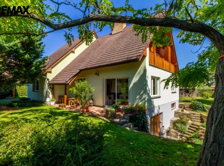 dům s terasou a vstupem do suterénu | Prodej - dům/vila, 200 m²