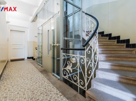 Výtah se schodištěm | Pronájem - kanceláře, 195 m²