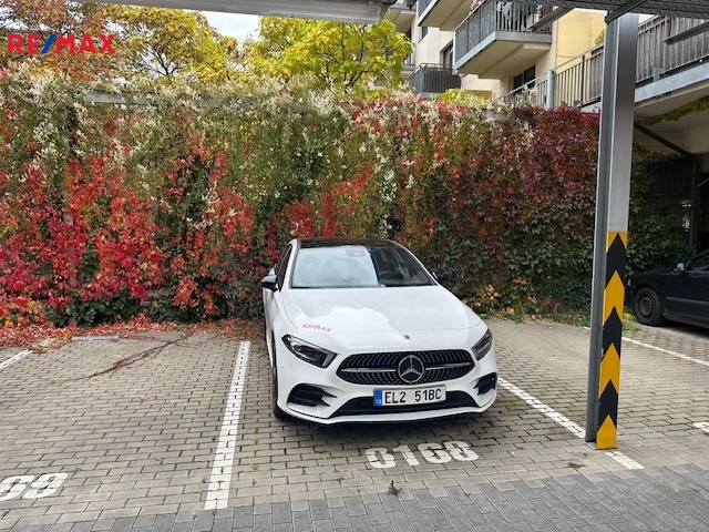 PARKOVACÍ STÁNÍ - POD HARFOU