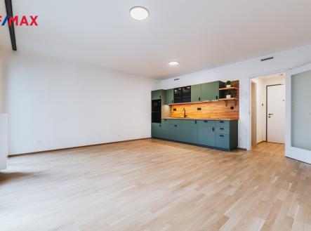 Prostorný hlavní pokoj s kuchyňským koutem | Pronájem bytu, 1+kk, 38 m²