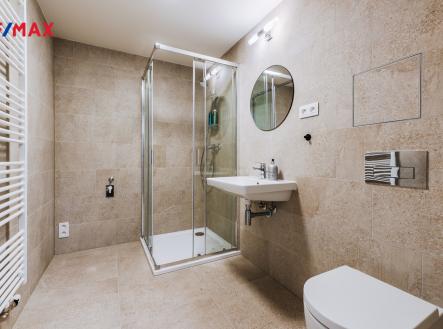 Prostorná koupelna | Pronájem bytu, 1+kk, 38 m²