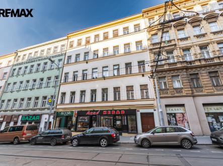 POHLED NA BYTOVÝ DŮM | Pronájem - obchodní prostor, 110 m²