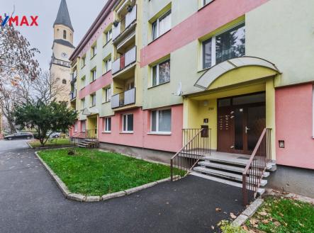 Vchod do bytového domu | Prodej bytu, 2+1, 64 m²