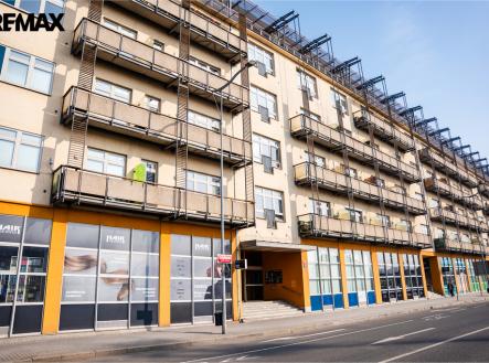 POHLED NA BYTOVÝ DŮM ČESKOMORAVSKÁ | Pronájem bytu, 2+kk, 65 m²