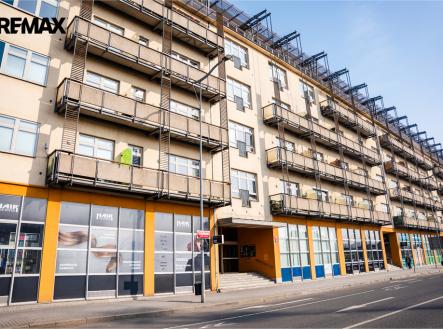 POHLED NA BYTOVÝ DŮM ČESKOMORAVSKÁ | Pronájem bytu, 2+kk, 65 m²