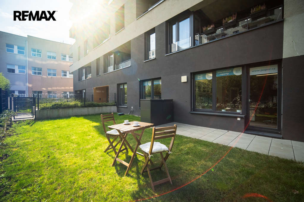 TERASA + PŘEDZAHRÁDKA 61 M2