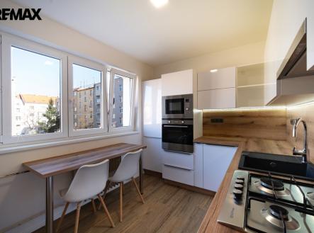Kuchyňská linka s jídelnou | Pronájem bytu, 2+1, 67 m²