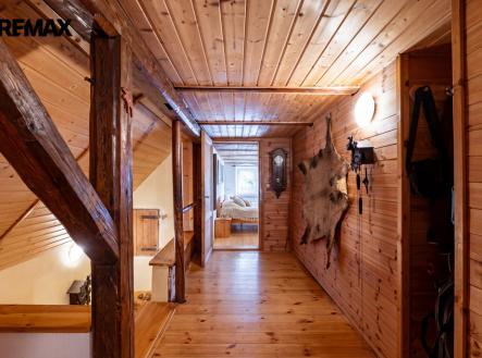Chodba se schodištěm ve 2.NP | Prodej - dům/vila, 180 m²
