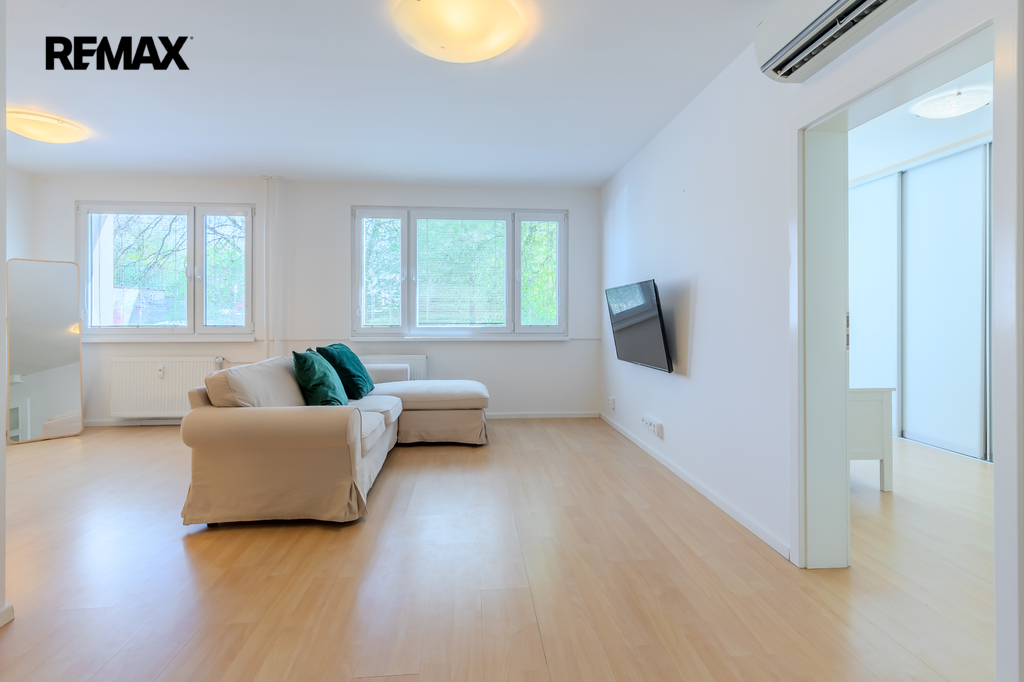 obývací pokoj s dveřmi do ložnice/dětského pokoje