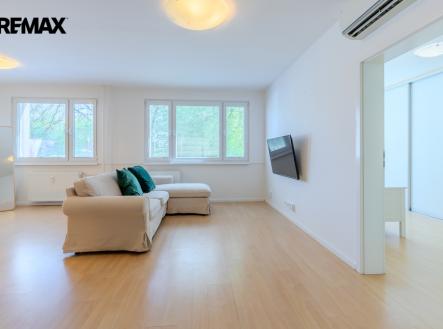 obývací pokoj s dveřmi do ložnice/dětského pokoje | Prodej bytu, 4+kk, 83 m²