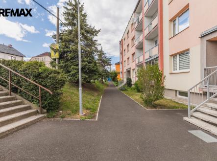 POHLED NA BYTOVÝ DŮM Z ULICE PRAŽŠKÁ | Prodej bytu, 1+1, 36 m²