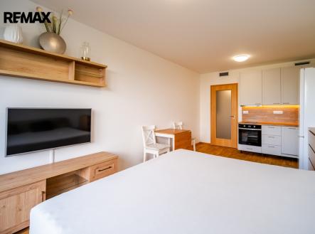 smrzovych-1035-14-15.jpg | Pronájem bytu, 1+kk, 31 m²