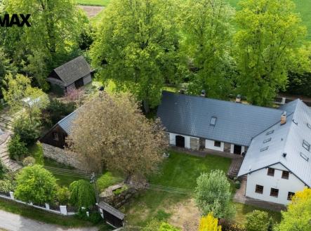 pohled z dronu se stodolou, roubenkou | Prodej - hotel, 800 m²