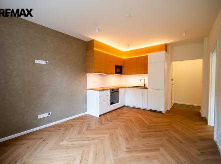 Místnost + kk | Pronájem bytu, 2+kk, 39 m²