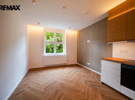 Místnost + kk | Pronájem bytu, 2+kk, 39 m²