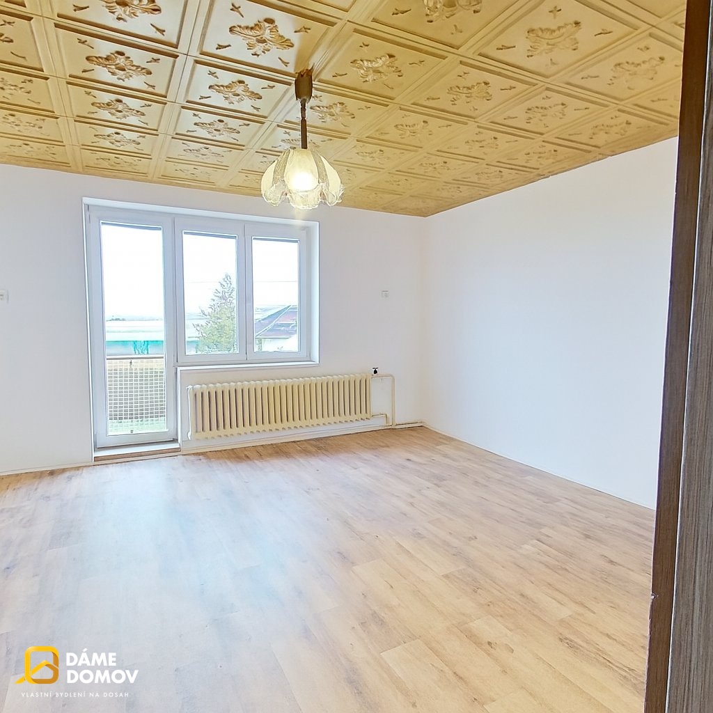 Pohled do prázdné místnosti s balkonem