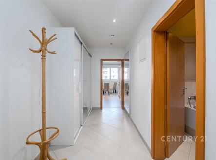 . | Pronájem bytu, 2+kk, 77 m²