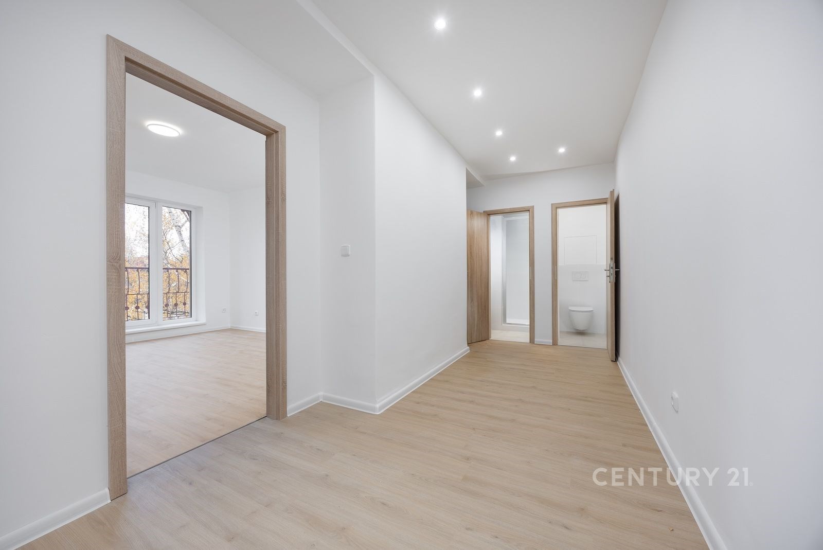 Centrální chodba s přípravou ne vestavěnou skříň