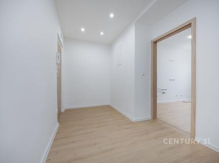 Centrální chodba, vstup do kuchyně | Prodej bytu, 2+1, 73 m²