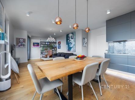 Jídelní stůl dolaďuje dřevěné podlahy | Pronájem bytu, 3+kk, 92 m²