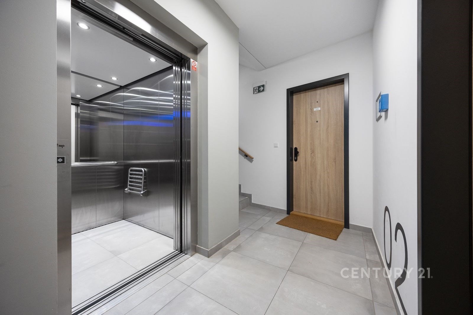 Moderní výtah a vchod do bytu