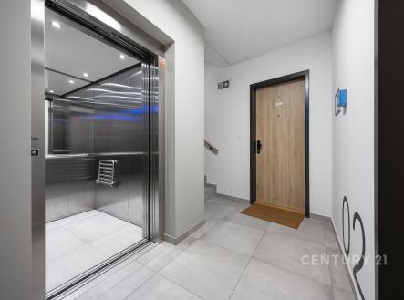 Moderní výtah a vchod do bytu | Prodej bytu, 3+kk, 70 m²