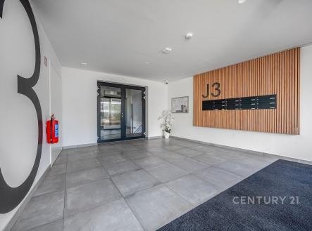 Vchod do domu s kamerovým systémem | Prodej bytu, 3+kk, 70 m²