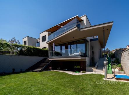 Pohled na dům ze zahrady - horní dvě patra 6+kk, ze zahrady 2+kk | Prodej - dům/vila, 321 m²