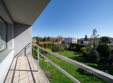 Balkon s výhledem na zahradu, moderní zábradlí, dlažba, světlé venkovní prostory, klidná lokalita, ideální pro relaxaci | Prodej - dům/vila, 217 m²