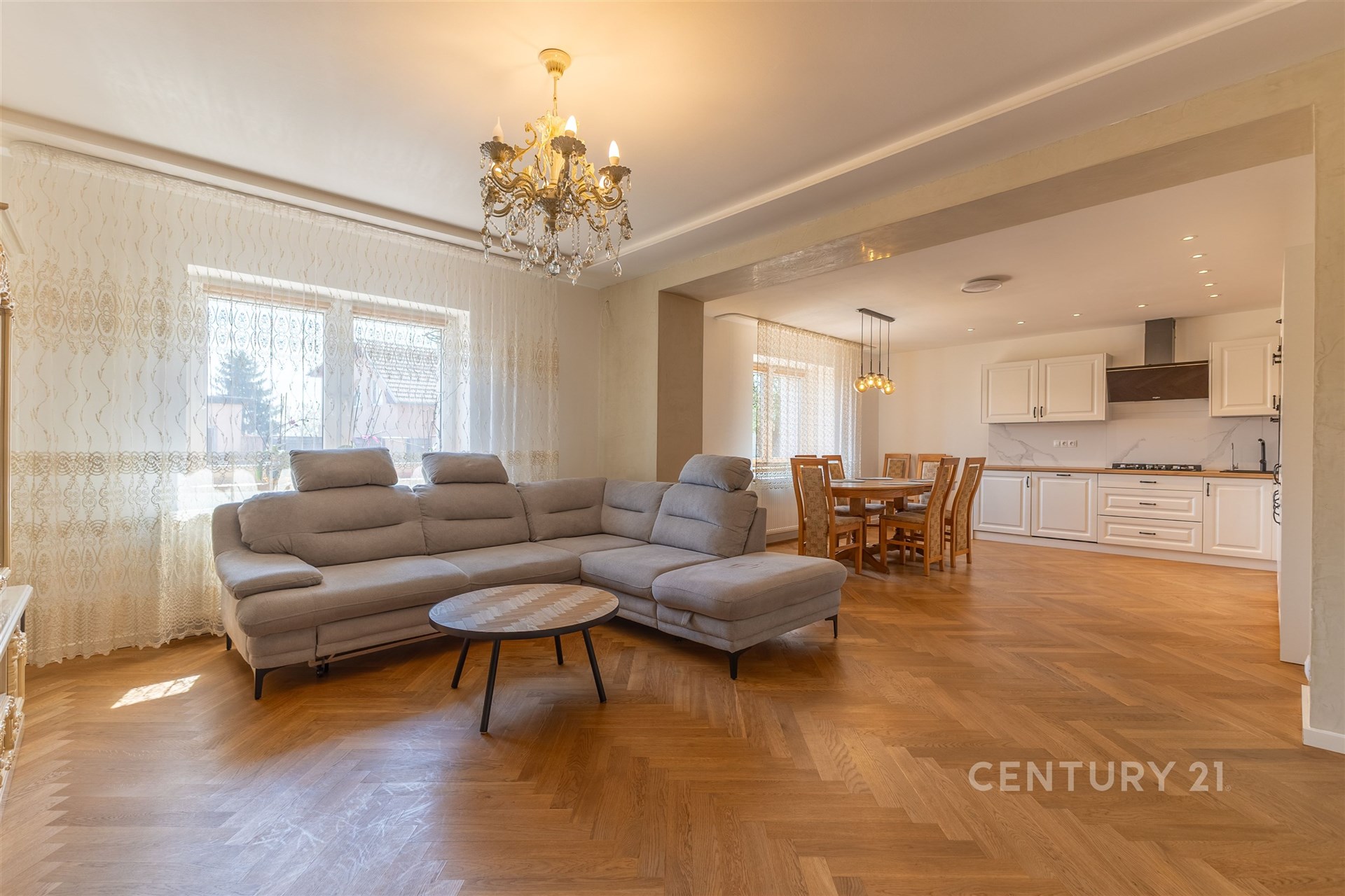 Obývací pokoj je propojený s jídelním prostorem a kuchyní