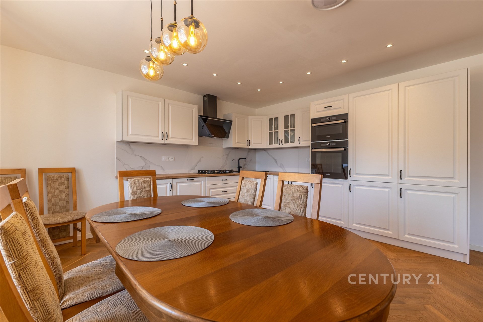 Jídelní prostor praktivky propojený s kuchyní