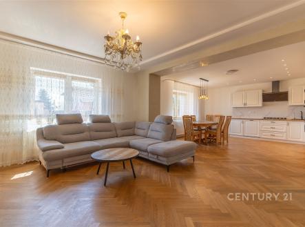 Obývací pokoj je propojený s jídelním prostorem a kuchyní | Prodej - dům/vila, 180 m²
