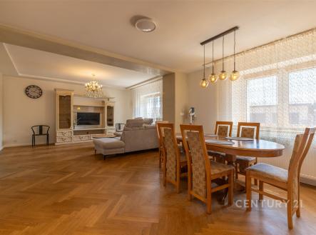 Obývací pokoj nabízí dostatek prostoru | Prodej - dům/vila, 180 m²