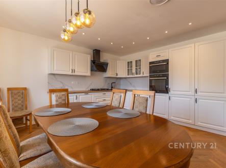 Jídelní prostor praktivky propojený s kuchyní | Prodej - dům/vila, 180 m²