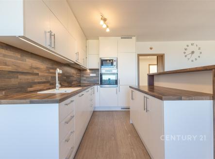 Moderní kuchyň s vestavěnými spotřebiči | Pronájem bytu, 3+kk, 67 m²