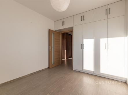 Hlavní ložnice s vestavěnou skříní | Pronájem bytu, 3+kk, 67 m²