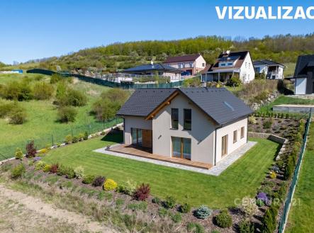 Rodinný dům s moderní fasádou, dřevěnou terasou a pečlivě udržovanou zahradou, obklopený přírodou a klidnou lokalitou. | Prodej - pozemek pro bydlení, 1 002 m²
