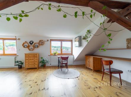 Obytná místnost v horním patře | Pronájem bytu, 3+1, 108 m²
