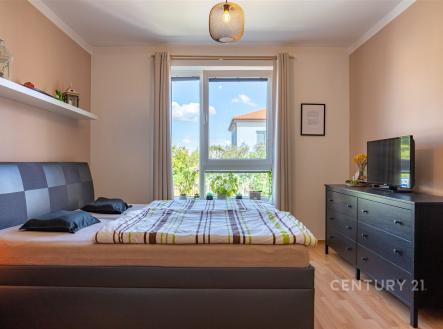 Prostorná ložnice, parketová podlaha, velká okna, moderní nábytek, světlý interiér | Prodej bytu, 3+kk, 75 m²