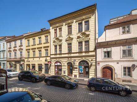 Historická městská budova s renovovanou fasádou, umístěná v atraktivní lokalitě. Nabízí komerční prostory v přízemí. Vhodné pro investici. | Pronájem - kanceláře, 59 m²