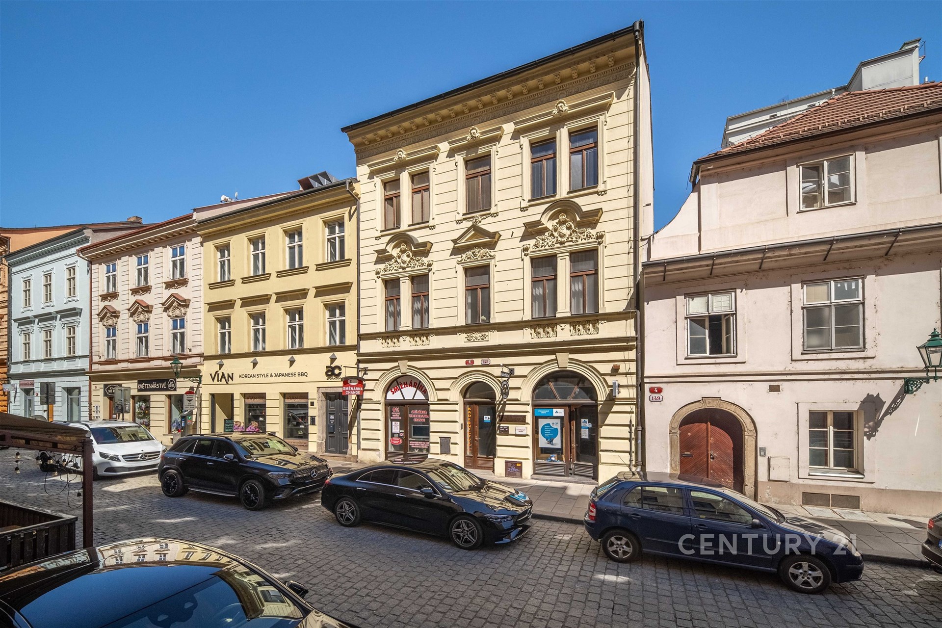 Historická městská budova s renovovanou fasádou, umístěná v atraktivní lokalitě. Nabízí komerční prostory v přízemí. Vhodné pro investici.