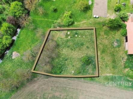 Stavební pozemek u potoka, obklopený zelení a stromy, ideální pro milovníky přírody. Klidné prostředí, blízko přírody. | Prodej - pozemek pro komerční výstavbu, 1 463 m²