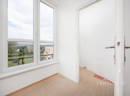 Světlý pokoj s velkými okny, laminátová podlaha, výhled do zahrady, bílá stěna, moderní styl. | Prodej bytu, 3+1, 141 m²