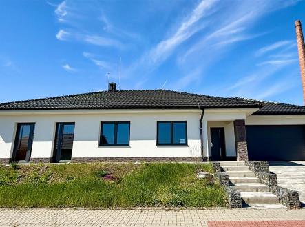 Moderní rodinný dům se zahradou, fasáda v bílé barvě, velká okna, kvalitní střešní krytina, udržovaný stav, prostorná garáž | Prodej - dům/vila, 180 m²