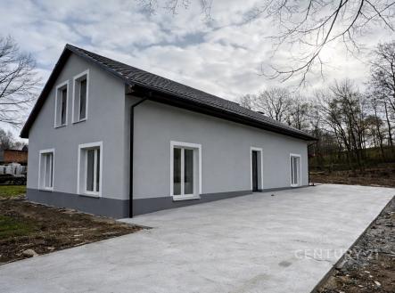 Novostavba rodinného domu s moderní fasádou, betonová příjezdová cesta, velká francouzská okna, klidná lokalita v přírodě. | Prodej - dům/vila, 180 m²