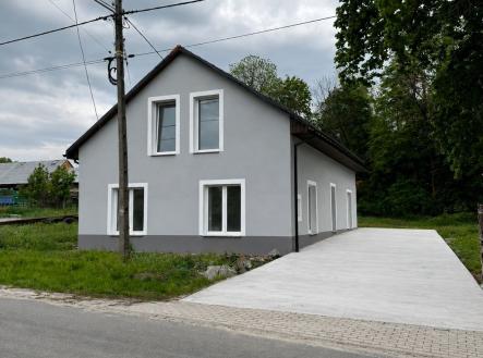 Moderní rodinný dům s bílou fasádou a novou příjezdovou cestou, plastová okna a klidná lokalita poblíž lesa | Prodej - dům/vila, 190 m²