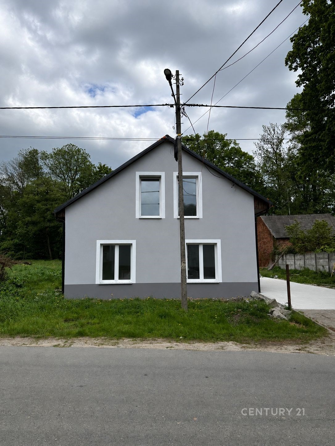 Zrekonstruovaný rodinný dům s moderní fasádou, novými okny a dlážděným příjezdem. Klidná lokalita v blízkosti přírody.