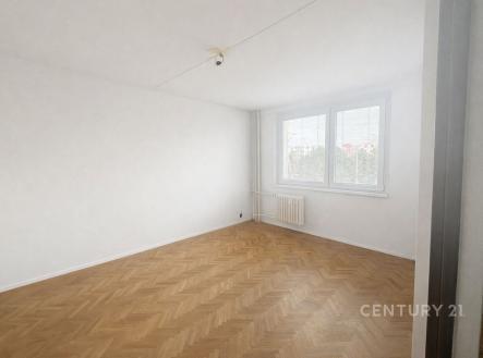 Prázdný obývací pokoj, parketová podlaha, velká okna, světlý interiér, moderní vzhled, připravený k zařízenému bydlení | Prodej bytu, 1+1, 32 m²